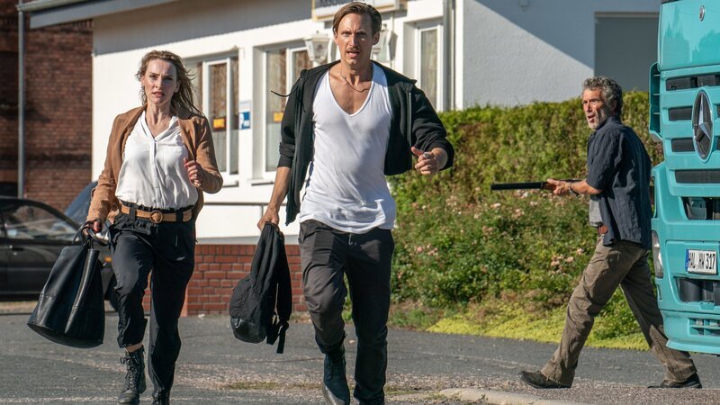 Candy (Jana Klinge, l.) und Moritz Brenner (Johannes Hendrik Langer, M.) fliehen vor einem Trucker (Stefan Lochau, r.), der Candy kurz zuvor noch für Geld einen Liebesdienst geben wollte. – Bild: ZDF und Uwe Frauendorf