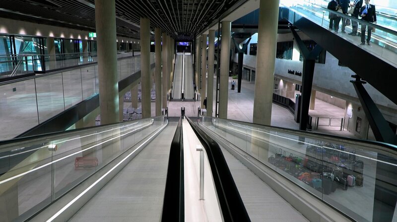 Die Rolltreppen im Hauptgebäude des neuen Terminal 3 am Frankfurter Flughafen. – Bild: HR