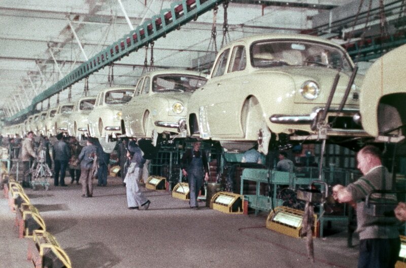 Kleine, leichte und damit billige Autos sollen breite Schichten der Bevölkerung mobil machen. In Frankreich setzt man dafür auf den „Dauphine“ von Renault. – Bild: Gaumont Pathé Archives