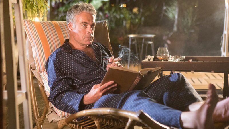 Der wohlhabende Kaffeeproduzent Benedict Dacre (Robert Portal) lässt den Abend auf der Liege an seinem Pool ausklingen. – Bild: ZDF und Denis Guyenon