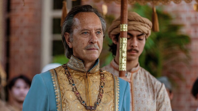 Auf der Insel Karajaan bereitet der Radscha (Richard E. Grant, im Vordergrund) der Nautilus-Crew einen freundlichen Empfang. – Bild: ZDF