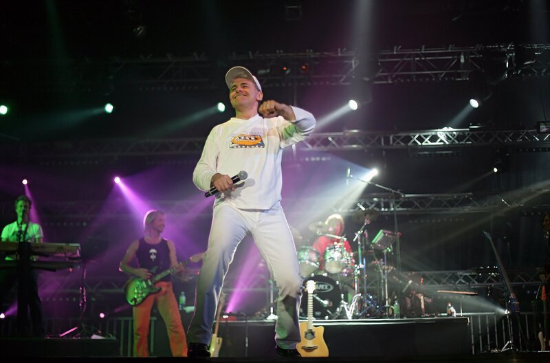Die Neue Deutsche Welle löste in den 80ern ein flächendeckendes Fieber aus – das bis heute anhält. Peter Hubert von UKW („Sommersprossen“), Markus („Ich will Spaß“, Bild) und Ixi („Knutschfleck“) sind die Gäste bei der Spezial-Ausgabe von „Knapp Daneben – Musik & Talk mit Heiner Knapp“. Heiner Knapp spielt mit seinen Gästen Songs der NDW am Flügel und entlockt ihnen Details aus der wilden Zeit der 80er. – Bild: rbb
