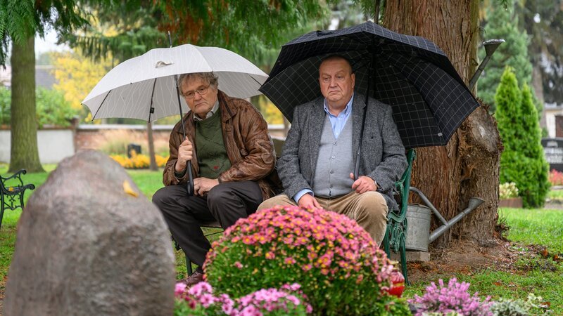Der Vorgänger des Küsters ist ein alter Freund von Chefkommissar Jan-Hinrich Reuter (Udo Kroschwald, r.). Winfried Pohl (Tobias Lenel, l.) wohnt immer noch an der Dorfkirche und kann darum Einiges über Familie Nussbaum erzählen. Der heilige Schein der Pastorinnen-Familie trügt. Kann er der SOKO Wismar den entscheidenden Tipp geben? – Bild: ZDF /​ Meyerbroeker