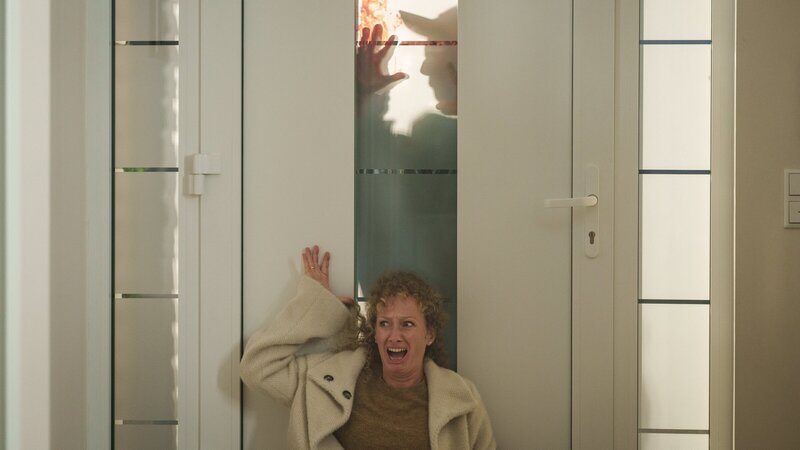 Paula Zastrow (Marie-Christine Friedrich) wird von einem entstellten Radfahrer mit schleifender Kette verfolgt. Sind es die Schatten der Vergangenheit, die sie jagen? – Bild: ZDF