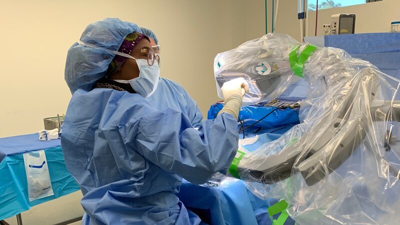 Dr. Ebonie uses an x-ray machine in surgery. – Bild: Discovery Communications, LLC