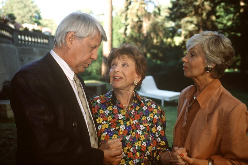 Oma Käthe (Edith Schollwer, M.) ist hocherfreut über die Neuigkeiten, die Hannelore (Maria Sebaldt, r.) und Eberhard (Stephan Orlac, l.) aus Amerika zu berichten wissen. – Bild: ZDF und Terranova