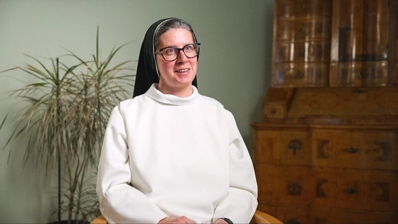 Sr. Franziska Madl, Priorin, Psychotherapeutin und Vorsitzende der Ordenskonferenz. – Bild: ORF/​RAUM.FILM