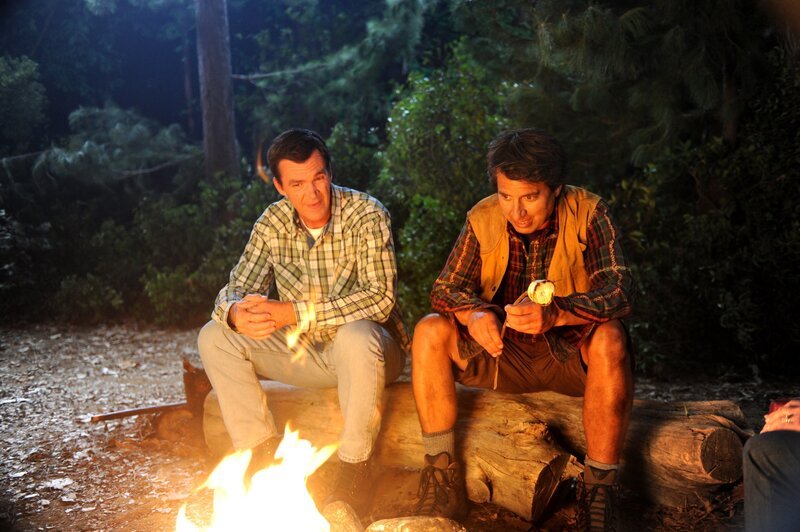 Während eines Campingtrips mit den Kindern denken Mike (Neil Flynn, l.) und Frankie an ihre Flitterwochen zurück, die sie anstatt zu zweit, zu dritt hatten verbringen müssen, nachdem Mikes Schulfreund Nicky Kohlbrenner (Ray Romano, r.) unerwartet zu ihnen gestoßen war … – Bild: Warner Brothers Lizenzbild frei