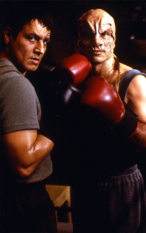 Robert Beltran (Commander Chakotay), Carlos Palomino (The Boxer). – Bild: CBS Studios Inc /​ SYFY