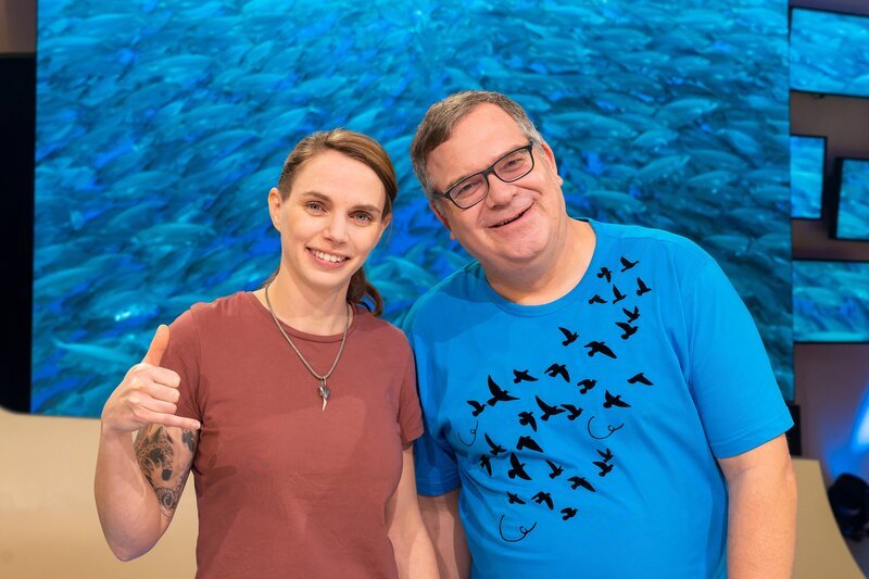 Wie organisieren sich Fischschwärme? Studiogast Julia Schnetzer erklärt es Elton und den Zuschauern. – Bild: ZDF und Ralf Wilschewski