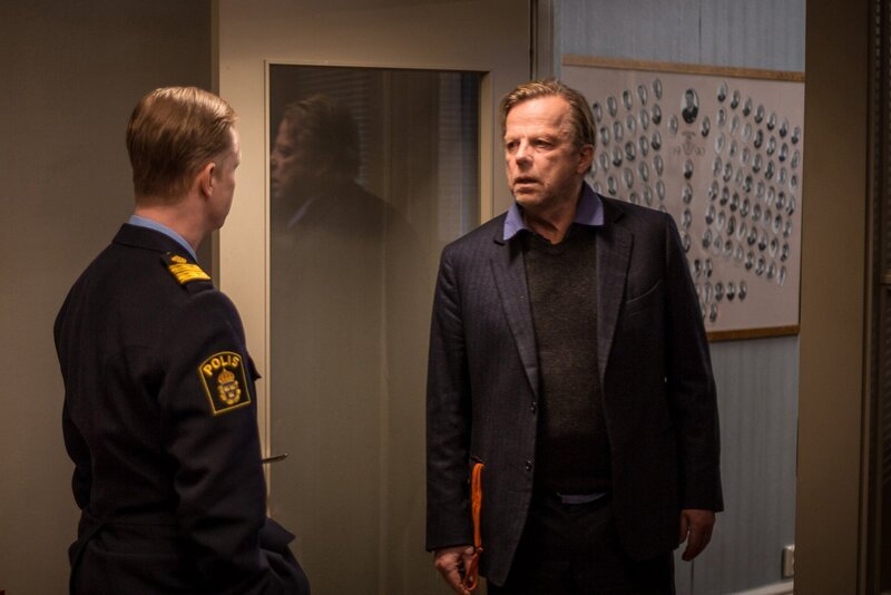 Kommissar Wallander (Krister Henriksson) hat herausgefunden, dass sein Vorgesetzter Lennart Mattson (Sven Ahlström) korrupt ist. – Bild: ARD Degeto/​Yellow Bird/​B. Bragason