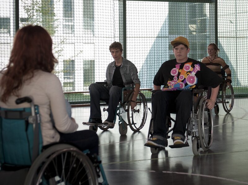 Tamas, Bruno und Clara wollen Solidarität gegenüber Jo beweisen. (v.l.n.r. Lena Kaufmann, Edzard Ehrle, Ferdinand Dölz, Lena Schneidewind) – Bild: MDR/​Anke Neugebauer
