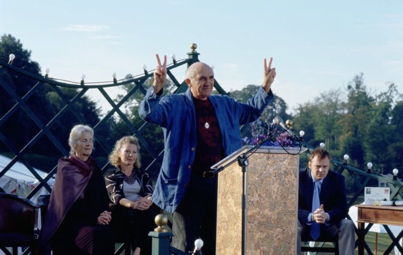 Tim Settingfield (Donald Sumpter, M.) am Rednerpult bei der feierlichen Verleihung des Literaturpreises. Im Hintergrund Camilla Crofton (Susan Engel, l.), Grace Maplin (Stella Gonet, 2.v.l.) und John Denton (Robert Whitelock, r.). – Bild: ZDF und All 3 Media international