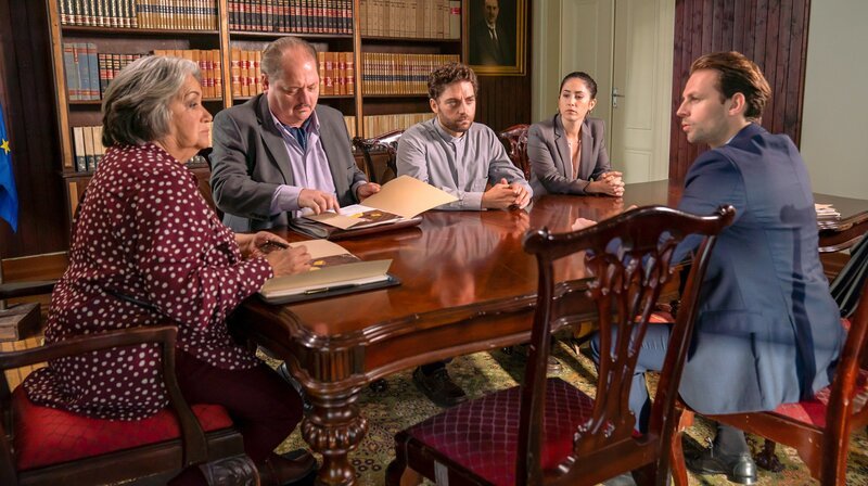 Richterin Fonseca (Márcia Breia, li.) bei der Vernehmung von Padre Chrístovāo Lima (Timur Isik, Mitte) mit Staatsanwalt Tavares (Orestes Fiedler, re.), Verteidiger Silva (Jürgen Tarrach) und Marcia (Vidina Popov). – Bild: ORF/​Degeto/​Armanda Claro