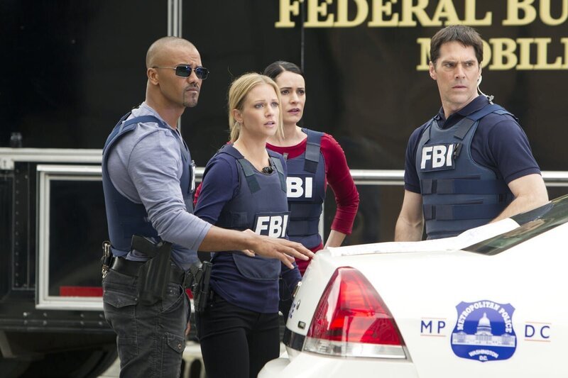 Ermitteln in einem neuen Fall: Morgan (Shemar Moore, l.), JJ (A. J. Cook, 2.v.l.), Prentiss (Paget Brewster, 2.v.r.) und Hotch (Thomas Gibson, r.) … – Bild: ABC STUDIOS /​ Monty Brinton