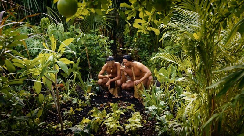 Im Amazonasbecken erfinden Ureinwohner die so genannte Terra preta. Sie entsteht aus Holz- und Pflanzenkohle, Dung und Kompost und ist durchsetzt mit Tonscherben, Knochen und Fischgräten – eine Mischung, mit der besonders fruchtbarer Boden erzeugt werden kann (nachgestellte Szene). – Bild: phoenix/​ZDF/​1491 Productions Inc.