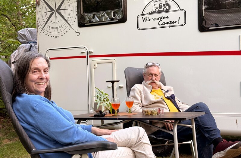 Petra (l) und Rüdiger Erbslöh vor ihrem Camper, den sie liebevoll „Olaf“ genannt haben. – Bild: WDR/​Sagamedia
