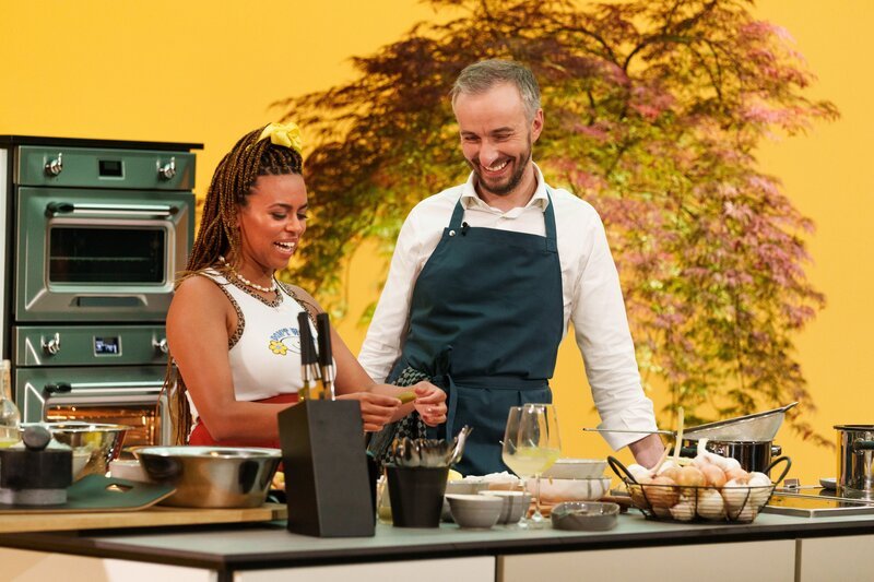 Aminata Belli und Jan Böhmermann kochen. – Bild: ben knabe /​ ZDF