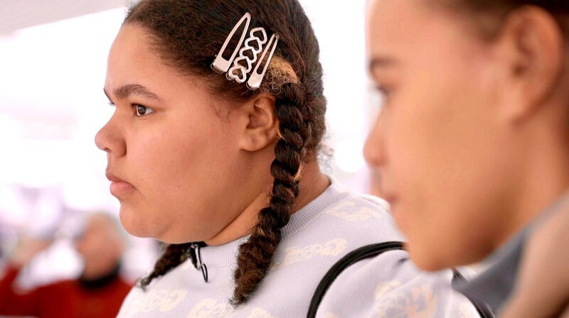Marys Mutismus (l) ist stark ausgeprägt. In der Öffentlichkeit spricht sie fast nie und erstarrt vor Angst. – Bild: WDR/​Silvia Palmigiano