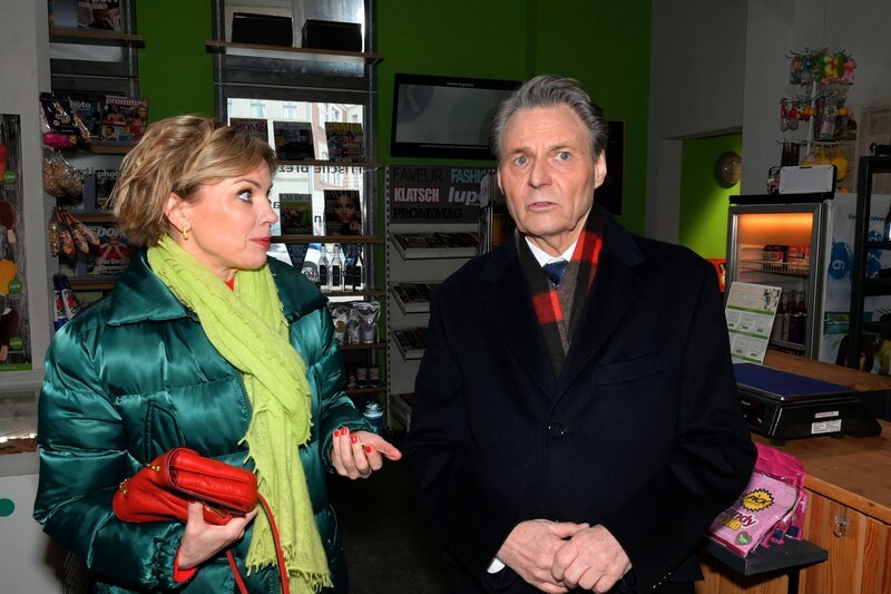 Yvonne (Gisa Zach) verspricht Gerner (Wolfgang Bahro), ihn nicht zu belasten. – Bild: RTL