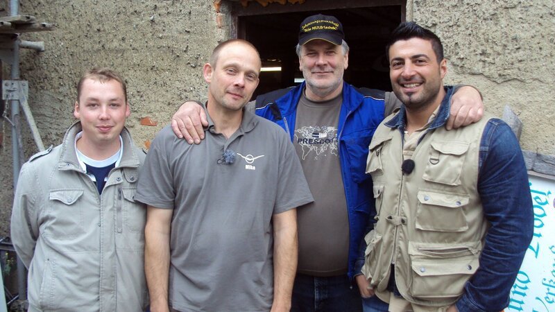 Mike (2.v.li.) kann sich einfach nicht entscheiden: Restaurant oder Trödel? Der 46-Jährige führt das Steakhouse „Zum weißen Stein“ in Wismar in Mecklenburg-Vorpommern und verkauft dort gleichzeitig Trödel, den er in einem ehemaligen Pferdestall hinter dem Restaurant lagert. Leider erfolglos! Nun gehen Mikes Freunde und Arbeitskollegen auf die Barrikaden! Mike soll sich endlich auf eine Sache konzentrieren und den Trödel verkaufen oder wegschmeißen! Sie rufen den „Trödeltrupp“ zu Hilfe. – Bild: RTL II