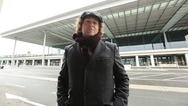Berlin (Berlin Airport): Hero shot of Justin (tight). – Bild: Steve Robson