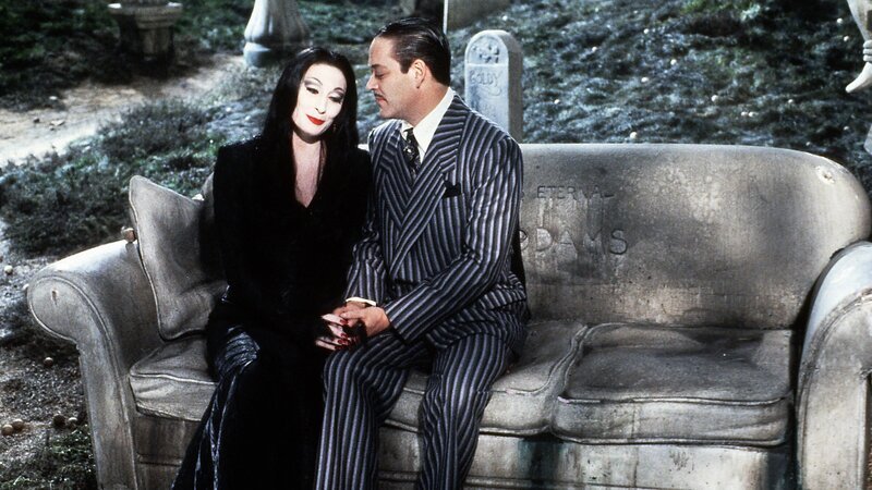 Das Ehepaar Morticia (Anjelica Huston) und Gomez Addams (Raúl Juliá) haben ihre eigene Vorstellung von Romantik. Auf einem Friedhof erinnern sie sich an die gemeinsamen alten Zeiten. – Bild: ZDF Das Ehepaar Morticia (Anjelica Huston) und Gomez Addams (Raúl Juliá) haben ihre eigene Vorstellung von Romantik. Auf einem Friedhof erinnern sie sich an die gemeinsamen alten Zeiten. – Bild: ZDF