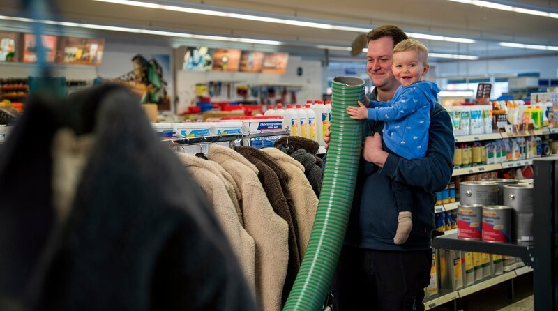 Jürgen Koll setzt auf Vielseitigkeit und gute Ideen - neben landwirtschaftlichem Bedarf verkauft er unter anderem eigene Wollmode. – Bild: NDR/​Martin Ross /​ NDR Presse und Information