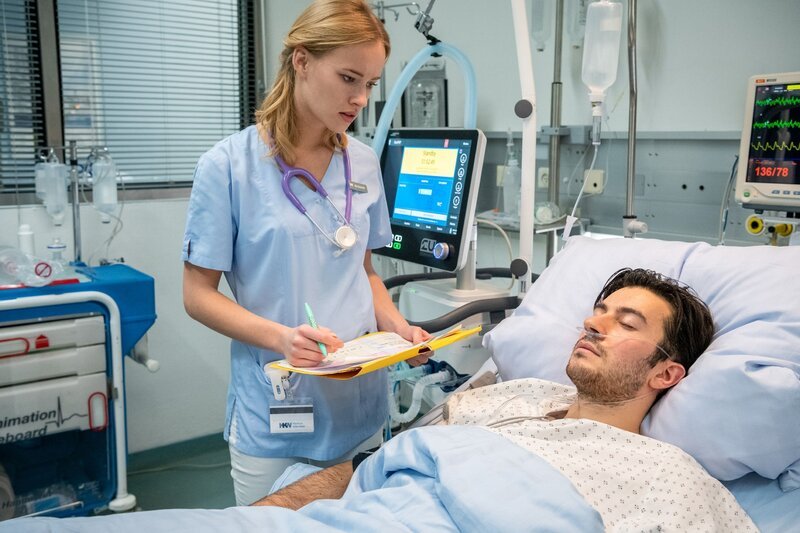 Die junge Krankenschwester Kiki (Valerie Huber) bemerkt, dass sich der Zustand ihres Patienten Jörn Firnrohr (David Brizzi) deutlich verschlechtert. – Bild: RTL /​ Oliver Ziebe /​ Hochspannung