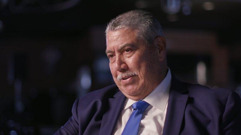 Gil Carillo with a grin on face – Bild: Warner Bros. Discovery, Inc. or its subsidiaries and affiliates.