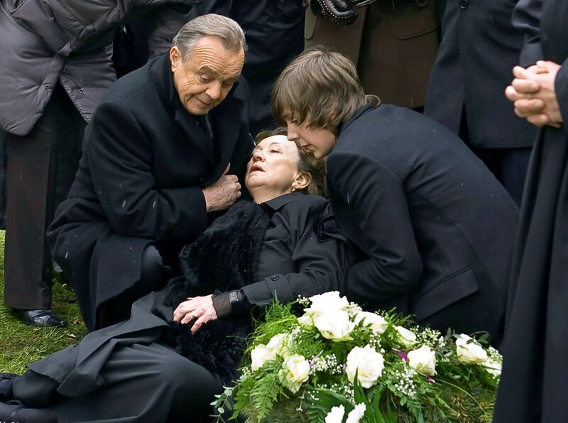MDR Fernsehen IN ALLER FREUNDSCHAFT FOLGE 399, „Jetzt erst recht!“, am Donnerstag (10.10.13) um 11:45 Uhr. Elsa Hinze (Barbara Focke, mi.) bricht auf dem Friedhof in den Armen ihres Neffen Christian Hinze (Timo Rüggeberg, re.) zusammen. Prof. Simoni (Dieter Bellmann, li.) lässt einen Notarztwagen rufen. – Bild: MDR/​Krajewsky