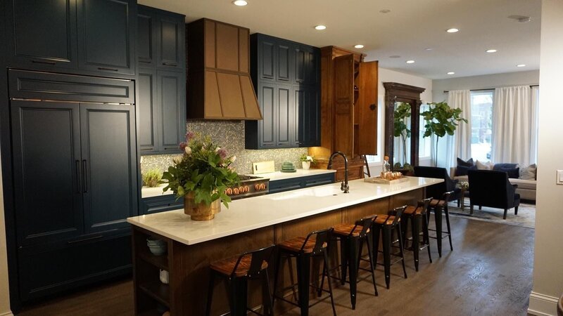 Alison Victoria, host of Windy City Rehab, incorporated custom blue caninets, elevated copper finishes and a coordinating penny round backspalsh into the kitchen of this historic Chicago home. – Bild: Scripps Networks, LLC.