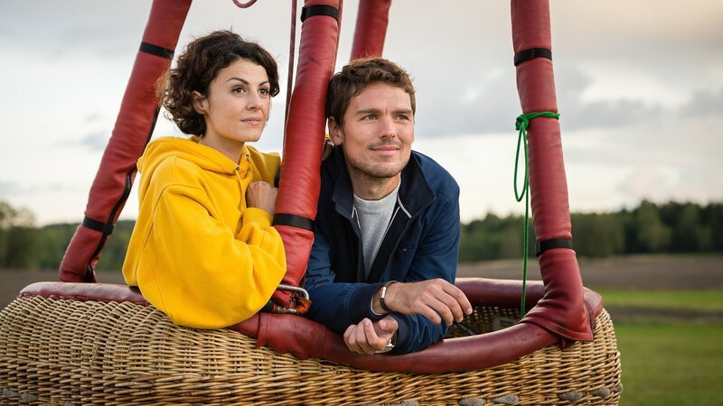 Obwohl Kristina (Liza Tzschirner) und Paul (Constantin Lücke) eigentlich beide feste Partner haben, kommen sie sich näher. – Bild: ZDF