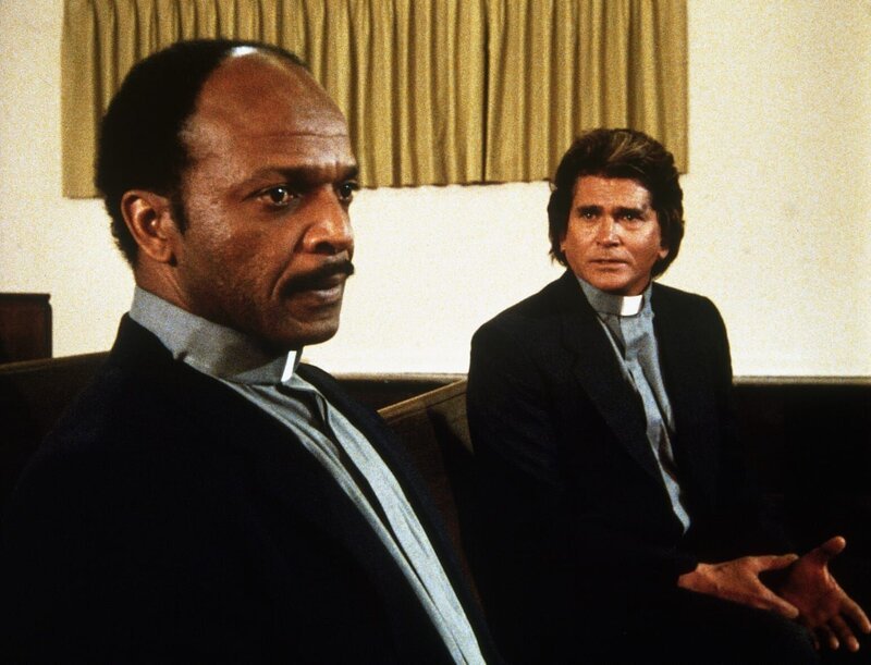 Jonathan (Michael Landon, r.) versucht, dem Vater des überfahrenen Jungen, einem Priester, Mut zu machen … – Bild: Worldvision Enterprises, Inc.