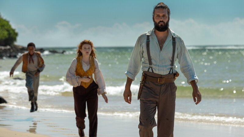 Blaster (Kayden Price, l.), Humility (Georgia Flood, M.) und Nemo (Shazad Latif, r.) gehen auf einer ihnen unbekannten Insel auf Nahrungssuche. – Bild: ZDF