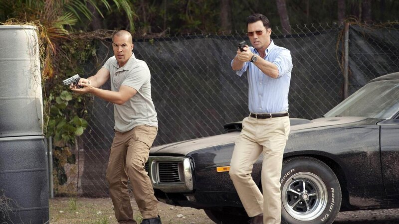 Bei dem Versuch einen korrupten Gefängniswärter zur Rede zu stellen, wird Jesses (Coby Bell, l.) und Michaels (Jeffrey Donovan) Freund von einer Ex-Agentin als Geisel genommen … – Bild: RTL /​ USA Network