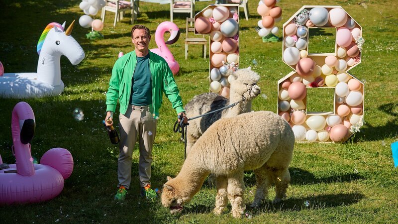 Für Leas 18. Geburtstag hat Neiss (Patrick Kalupa) sich etwas besonders flauschiges einfallen lassen. – Bild: Rudolf Wernicke /​ ZDF