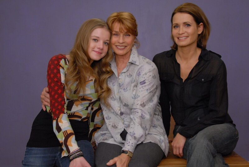 Das einzigartige Frauentrio in „Mama kommt!“: Jella Haase (Jette Fischer), Senta Berger (Luise Fischer) und Anja Kling (Christiane Fischer). – Bild: ZDF Das einzigartige Frauentrio in „Mama kommt!“: Jella Haase (Jette Fischer), Senta Berger (Luise Fischer) und Anja Kling (Christiane Fischer). – Bild: ZDF