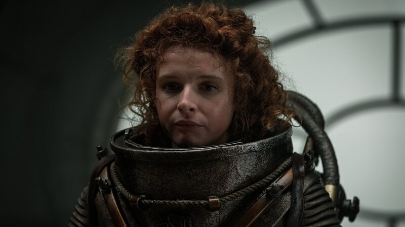 Humility (Georgia Flood) muss ein hohes Risiko eingehen, um die Nautilus zu retten. – Bild: ZDF und Vince Valitutti/​Disney+