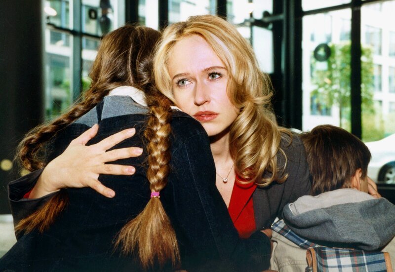 Sonja Arnold (Anica Dobra) kümmert sich nach dem Tod ihrer Schwester um deren Kinder Nina (Ricarda Mattes) und Max (Jonathan Beck). – Bild: HR/​ARD/​Degeto