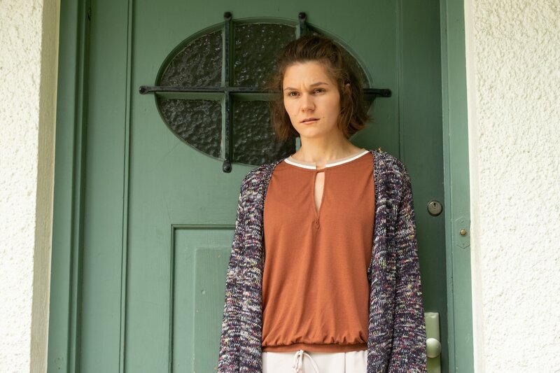 Gemeinsam mit ihrer getöteten Freundin Greta Jakobi hätte Mareike Ferch (Lilith Häßle) in wenigen Tagen bei einem Gerichtsprozess aussagen sollen. – Bild: Erika Hauri /​ ZDF Studios GmbH