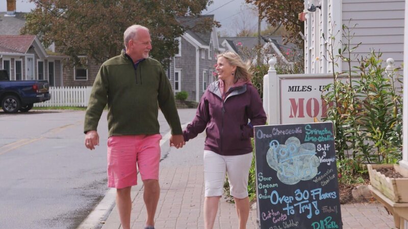 Der Kapitän eines Charterschiffs aus Connecticut hat eine große Liebe: Block Island im Süden des Bundesstaates Rhode Island. Schon als Kind hatte er seine Ferien auf der idyllischen, 11 Kilometer langen Insel verbracht und möchte nun ganz auf sein Traum-Eiland ziehen. Zusammen mit seiner Freundin versucht er, ein Haus mit Meerblick zu finden, das den einmaligen kolonialen Charme von Block Island versprüht. – Bild: HGTV