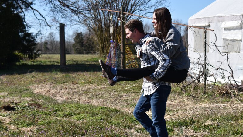 JULIA piggyback on BRANDON at the farm. – Bild: Discovery Communications, LLC