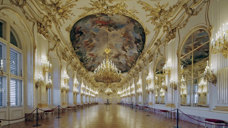 In der Großen Galerie zeigt sich der repräsentative Prunk der Kaiserresidenz. – Bild: ORF/​EPO-Film/​Hubert Doppler