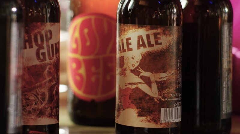 Typische Craft-Bier-Etiketten. – Bild: BR/​Filmbüro Münchner Freiheit