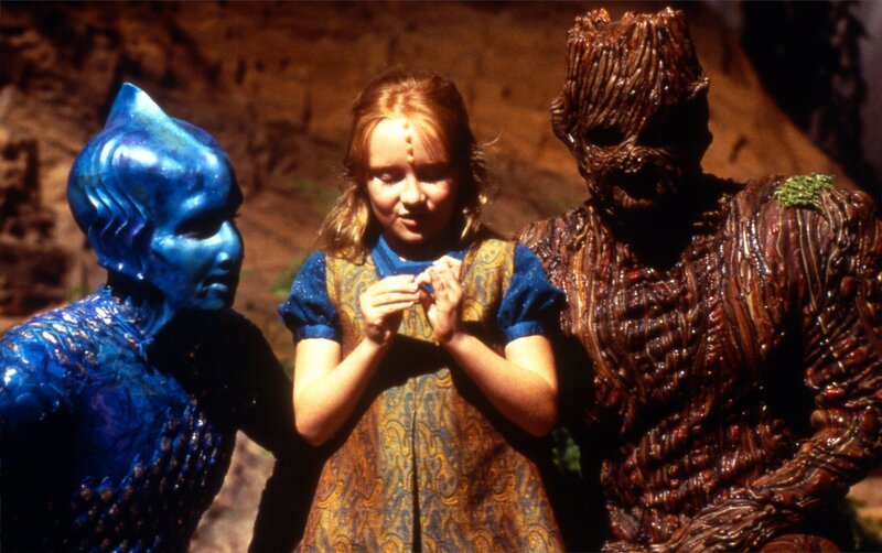 Wallace Langham (Flotter), Scarlett Pomers (Naomi Wildman), Justin Louis (Trevis) – Bild: CBS Studios Inc. /​ SYFY