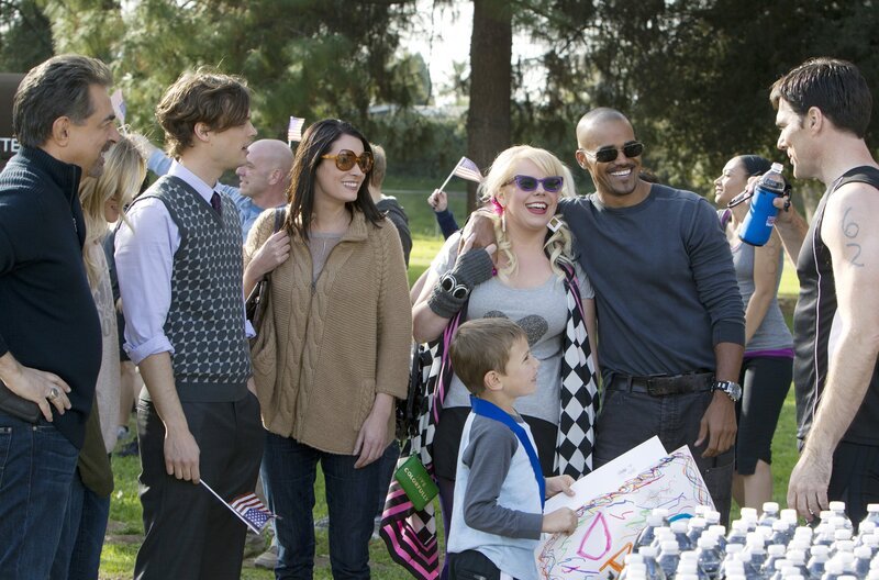 Rossi (Joe Mantegna, l.), JJ (A. J. Cook, 2.v.l.), Reid (Matthew Gray Gubler, 3.v.l.), Prentiss (Paget Brewster, M.), Garcia (Kirsten Vangsness, 3.v.r.), Derek (Shemar Moore, 2.v.r.) und Jack (Cade Owens, vorne) sind stolz auf Hotch (Thomas Gibson, r.). – Bild: Cliff Lipson /​ ABC STUDIOS /​ American Broadcasting Companies, Inc.
