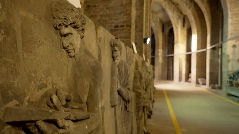 Ein Stadtspaziergang, der selbst waschechte Berlinerinnen und Berliner überraschen wird. Fernsehturm und Siegessäule kennt jeder. Aber den Spreetunnel in Friedrichshagen, die Jungfernmühle in Buckow oder die Villenkolonie in Lichterfelde West sollte man unbedingt einmal kennenlernen. Die „30 Favoriten“ besuchen 30 spannende Orte in der Stadt. – Gewölbe unter dem Kreuzberg-Denkmal. – Bild: rbb