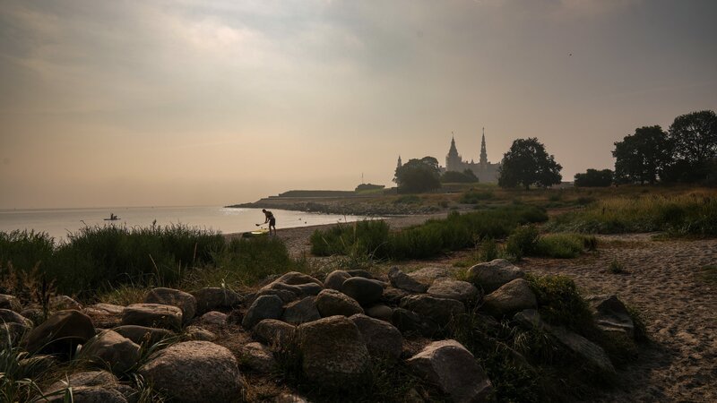 Märchenhaft liegt die dänische Stadt Helsingřr an der Ostsee. Doch die Idylle trügt. – Bild: Henrik Petit /​ ZDF