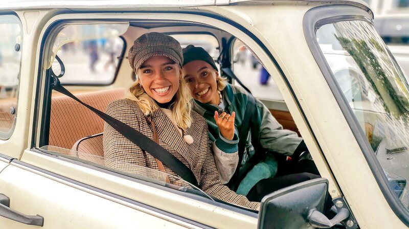Mit dem Trabi durch Berlin! Lisa und Lena testen das Kultauto aus der DDR. – Bild: SWR/​tvision